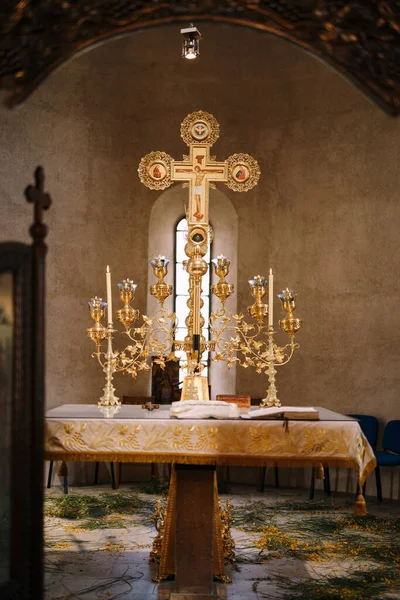 Branched gold candlestick on a table in front of a cross in the Church of St. Sava in Tivat — Fotografia de Stock