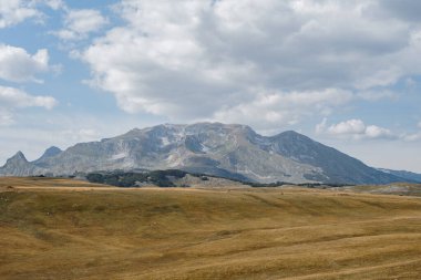Durmitor Milli Parkı 'ndaki bir vadide yüksek sıradağlar yükseliyor.