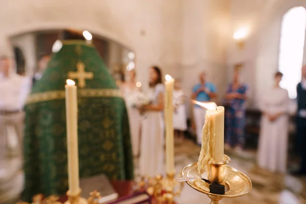 Candles burn during a wedding ceremony in a church — Stockfoto