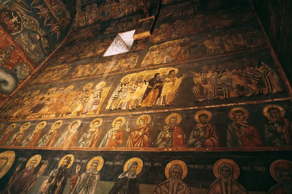 Wand und Gewölbe der Kirche mit Fresken aus dem Leben der Heiligen — Stockfoto