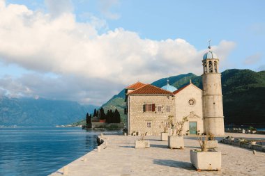 Perast yakınlarındaki yapay adadaki kayalıklarda bulunan Our Lady Kilisesi. Karadağ