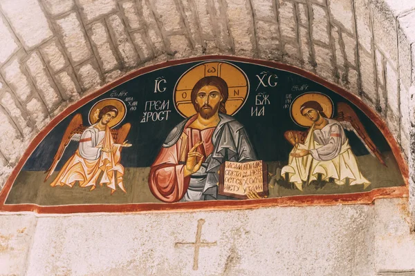 Ikone der Weisheit Gottes in einem Bogen auf einer Steinmauer einer orthodoxen Kirche — Stockfoto