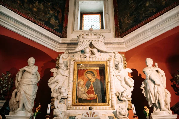 Icône de la Vierge à l'Enfant sur l'autel de l "église Notre-Dame des Rochers — Photo