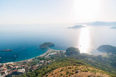 Parlak gün ışığında dağdan Sveti Stefan adasına bak. Karadağ