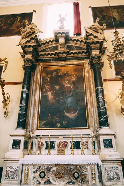 Oltář Panny Marie a dítěte v náručí v kostele Mladších bratří v Dubrovníku — Stock fotografie