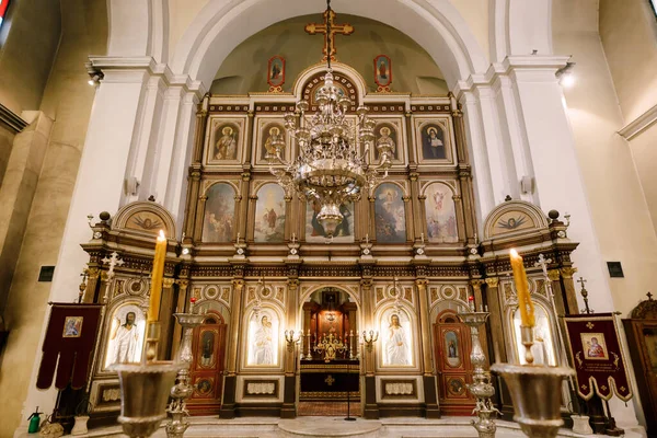 Iconostase derrière le lustre de l'église Saint-Nicolas à Kotor — Photo