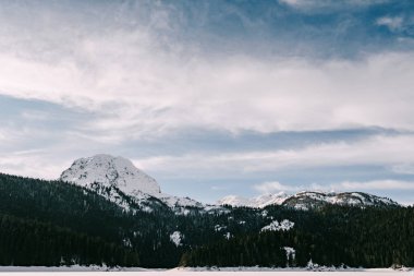 Karadağ 'ın Durmitor ulusal parkındaki kara göl, dağların arka planına karşı