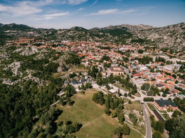 Şehrin arka planına karşı Cetinje 'deki manastırın havadan görünüşü. Karadağ