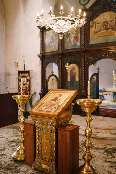 Tivat 'taki Aziz Sava Kilisesi' nde sunağın önünde duran ikon. — Stok fotoğraf
