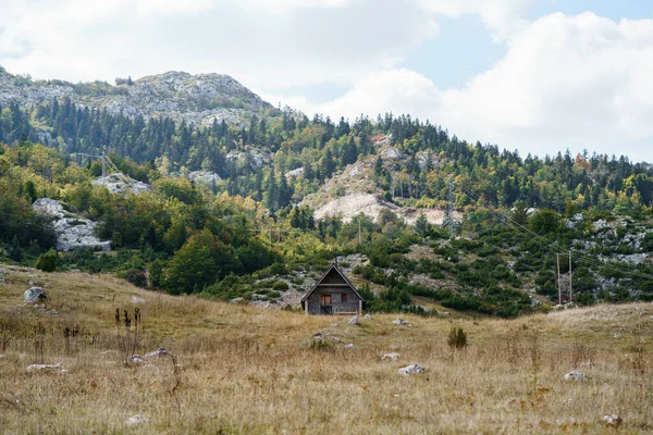 Casa de madera solitaria en lo alto de las montañas. Montenegro, norte — Foto de Stock