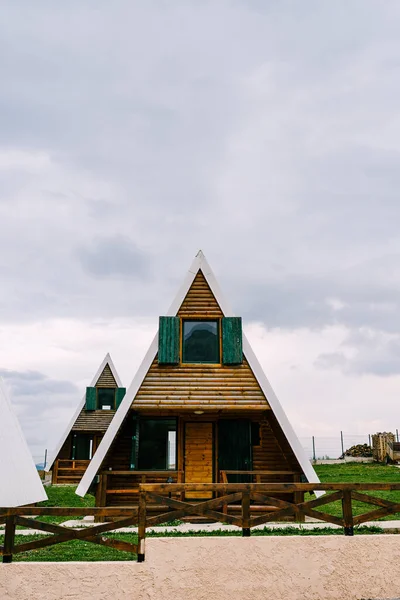 Triangular rumah dua lantai belakang pagar kayu di utara Montenegro — Stok Foto