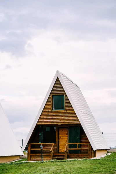 Triangular rumah kayu dua lantai di utara Montenegro — Stok Foto
