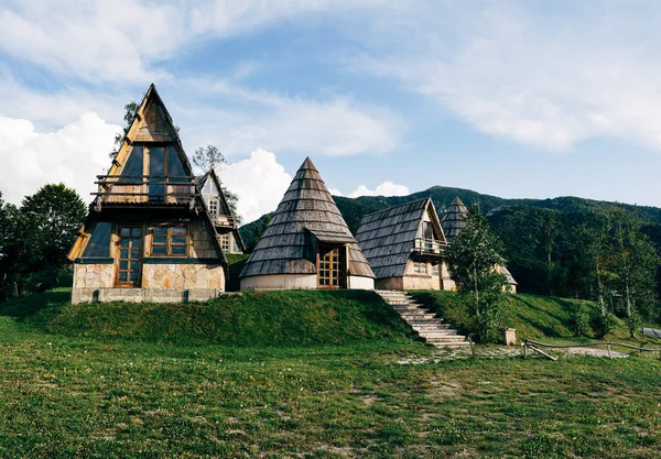 Háromszögletű és kúp alakú házak Montenegró északi részén — Stock Fotó