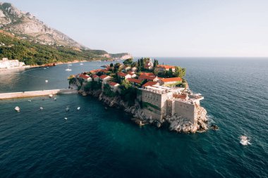Sveti Stefan adasının antik taş binaları. Hava görünümü