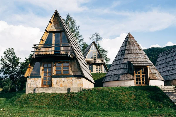 Kő háromszög alakú és kúp alakú házak Észak-Montenegróban — Stock Fotó