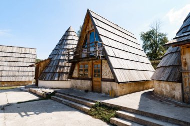 Beton bir alanda üçgen ve konik evler. Karadağ