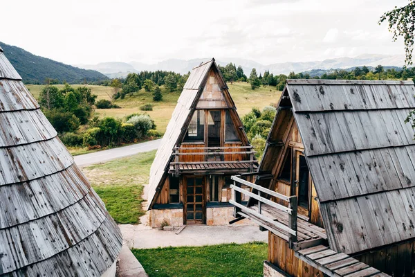 緑の芝生の上に木製の屋根と三角形の家。モンテネグロ — ストック写真