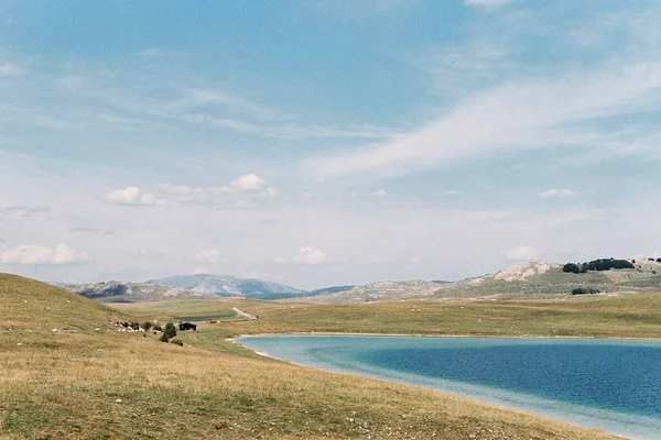 Limpido lago azzurro nella valle sullo sfondo delle montagne — Foto Stock