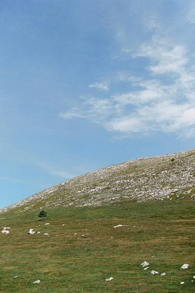 Скалистая гора против ярко голубого неба — стоковое фото