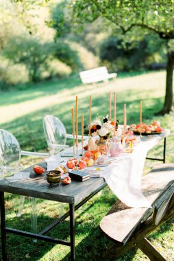 Bahçede sandalyeli bir masa var.