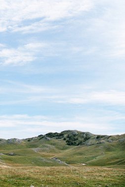 Mavi gökyüzüne karşı yeşil vadi