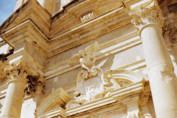 Staty av en ängel på fasaden av ett antikt tempel — Stockfoto