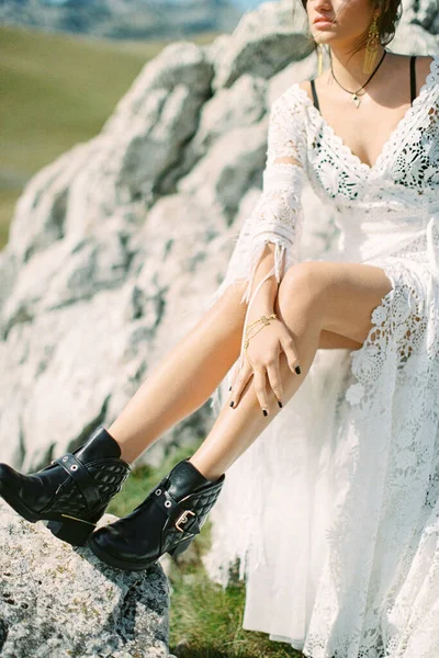白いウィッカードレスの女の子が岩の上に座っている — ストック写真