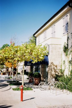 Bisiklet parkı Porto caddesinde küçük bir dükkanın yanında. Karadağ