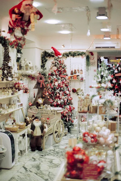 Nový rok dekor s zdobeným vánoční stromeček v obchodě se suvenýry — Stock fotografie