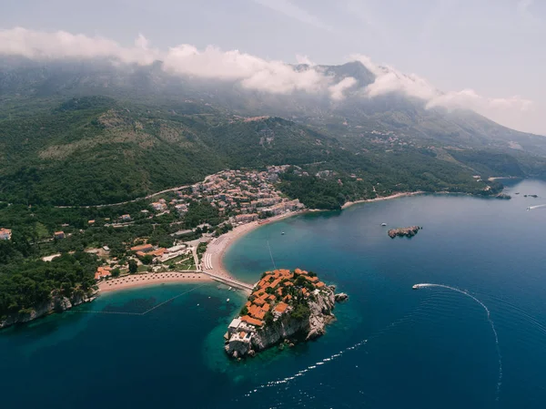 Widok z lotu ptaka na wyspę Sveti Stefan w tle zatoki — Zdjęcie stockowe