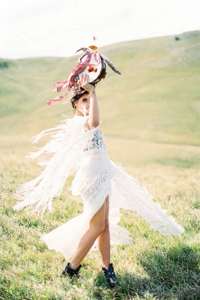 Dívka s tamburínou v ruce krouží kolem zeleného trávníku — Stock fotografie