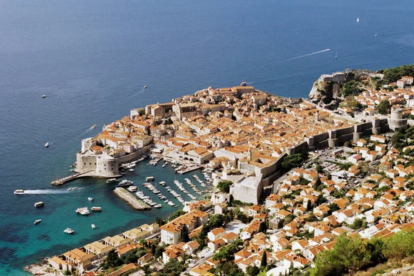 Muelle cerca de las antiguas casas de piedra de Dubrovnik, Croacia. Vista superior — Foto de Stock