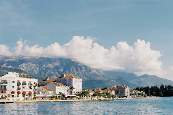 Дорогие домики на берегу моря. Порту, Черногория — стоковое фото