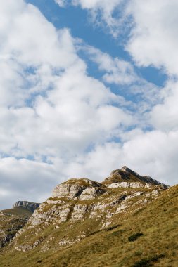 Durmitor Ulusal Parkı 'ndaki Sedlo Geçidi' nde bulutlu bir gökyüzünün arka planına karşı Rocky Dağları