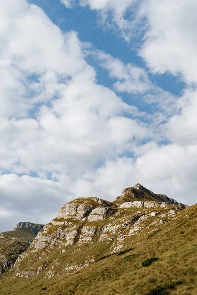 Montañas rocosas sobre el fondo de un cielo nublado en el paso Sedlo en el Parque Nacional Durmitor —  Fotos de Stock