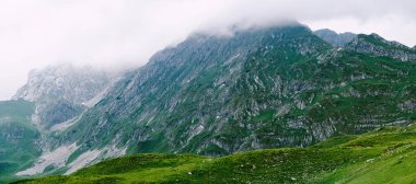 Durmitor Milli Parkı 'ndaki dağların ve ovaların üzerinde sis var.