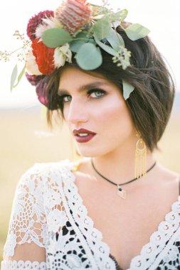 Kafasında siyah makyajlı çelenk olan gelin. Portre