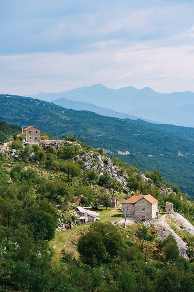 Karadağ 'ın kuzeyindeki dağlarda taş evler