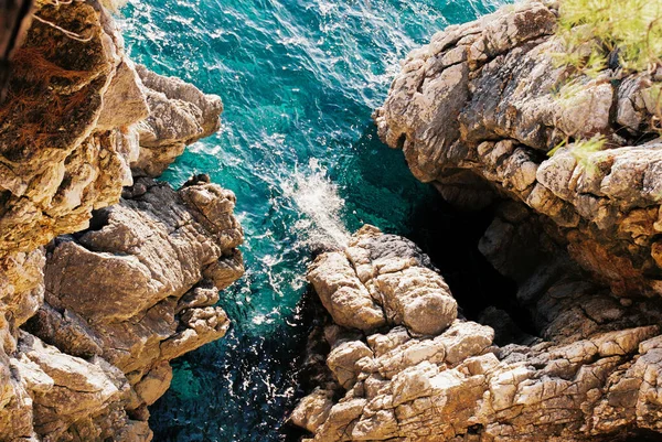 Agua turquesa transparente al pie de las rocas. Vista superior — Foto de Stock