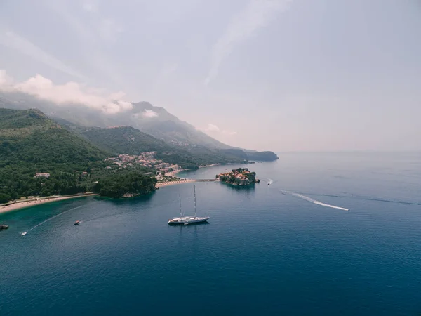 Sveti Stefan岛背景下的游艇航景 — 图库照片