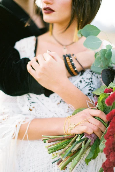 Bruidegom omhelst van achteren bruid met een boeket bloemen. Portret — Stockfoto