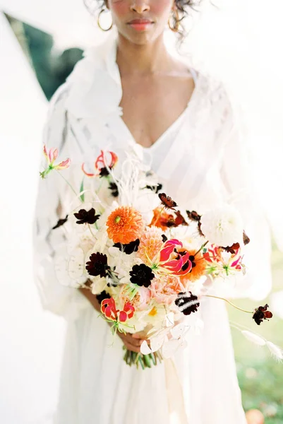Çiçek buketi olan beyaz elbiseli bir kadın. Yakın plan. — Stok fotoğraf