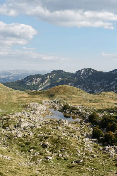 Durmitor Ulusal Parkı 'ndaki Sedlo Geçidi' nde küçük bir göl.