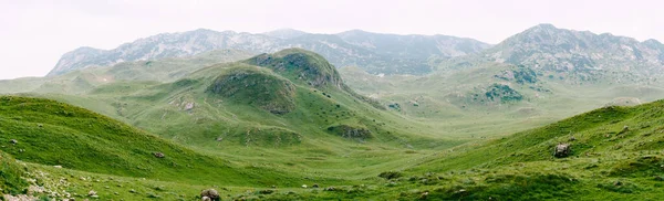 Panorama pohoří v lehkém oparu Národního parku Durmitor — Stock fotografie
