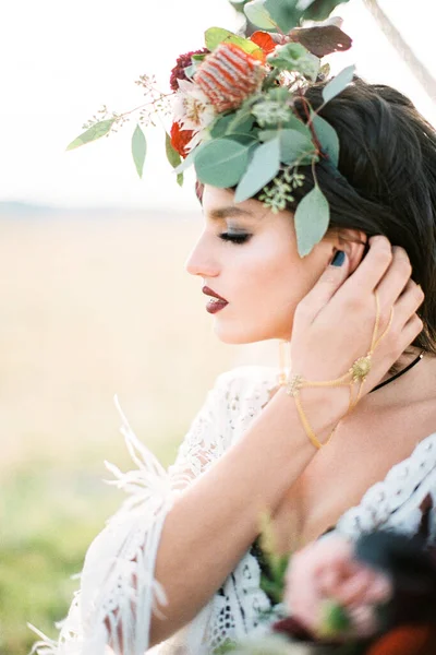 Mempelai dalam karangan bunga menyelipkan seikat rambut di belakang telinganya. Close-up — Stok Foto