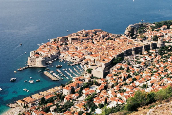 Muelle con barcos cerca de las antiguas casas de piedra de Dubrovnik. Croacia — Foto de Stock