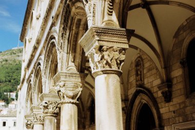 Tapınağın kemerli geçidinde şekiller ve şekillerle oyulmuş sütunlar.