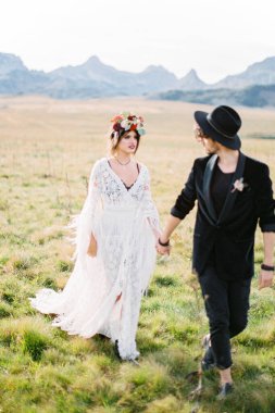 Damat başını geline çevirdi çimenlerde yürüyor