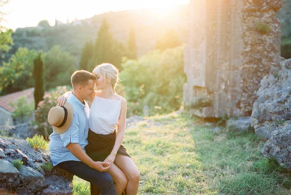 女と男は緑の公園の石の上に座る 高品質の写真 — ストック写真