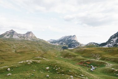 Durmitor Milli Parkı 'ndaki Saddle Geçidi' ndeki vadide kulübeler.